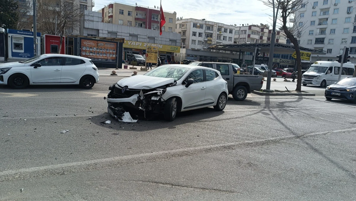 KENT MERKEZİNDE MADDİ HASARLI KAZA