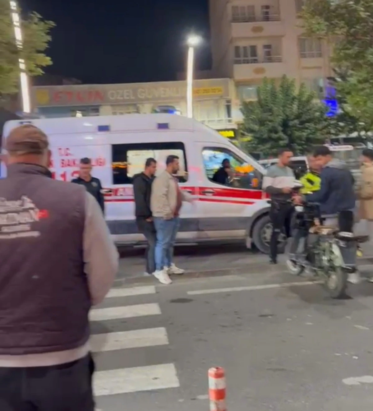 KENT MERKEZİNDE MOTOSİKLET YAYAYA &Ccedil;ARPTI: 2 YARALI