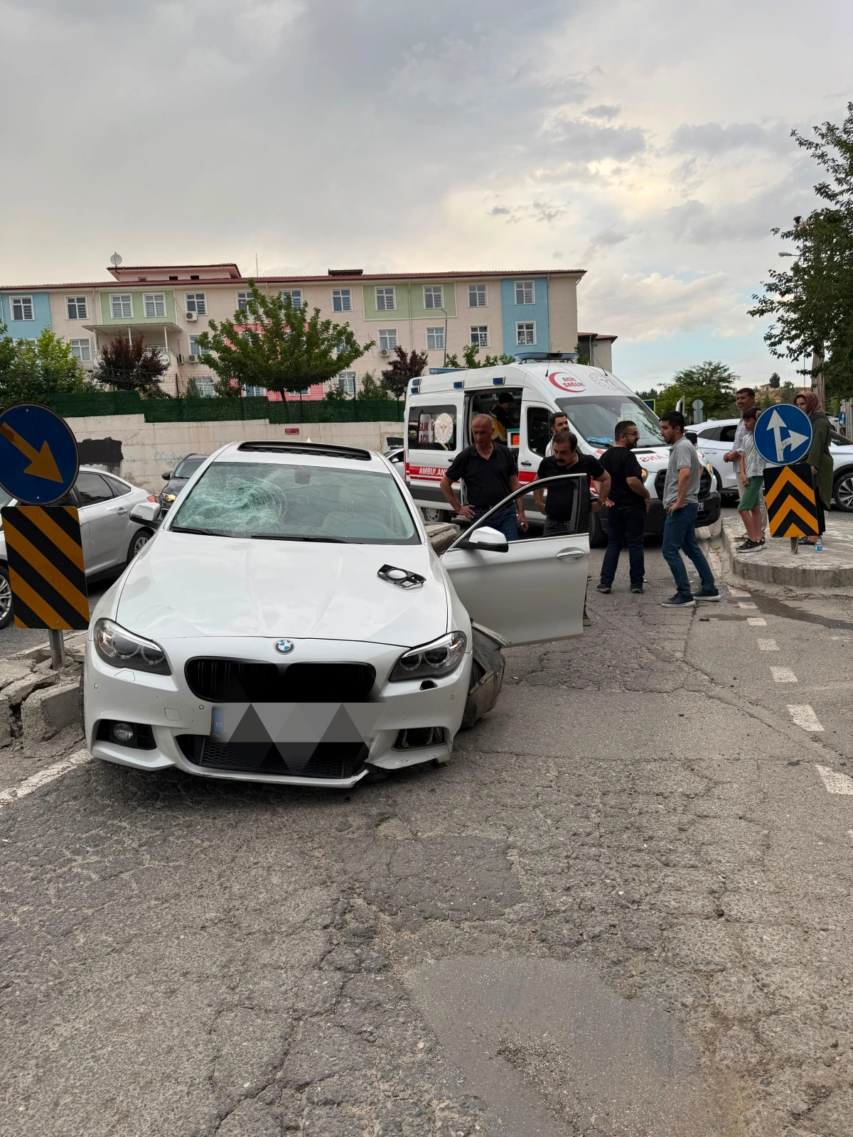 Kontrolden &Ccedil;ıkan Otomobil Kaldırıma &Ccedil;arptı: 2 Yaralı