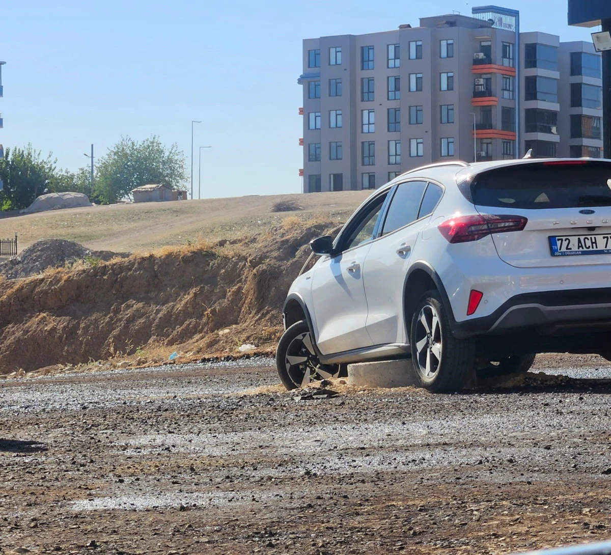 KONTROLDEN ÇIKAN OTOMOBİL RÖGAR KAPAĞINA ÇARPTI