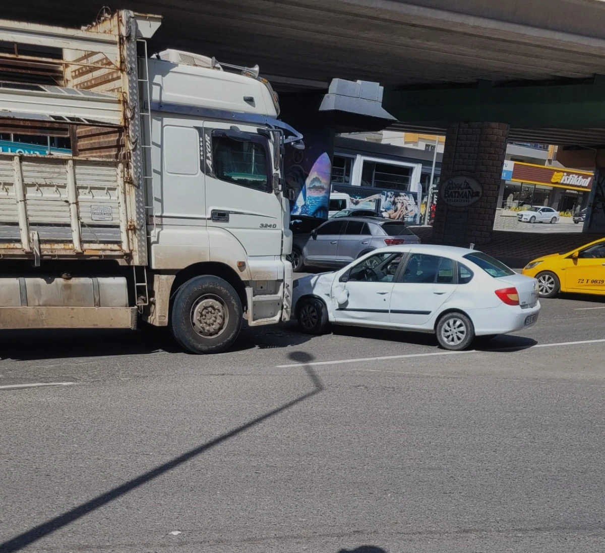 K&Ouml;PR&Uuml;L&Uuml; KAVŞAKTA MADDİ HASARLI KAZA