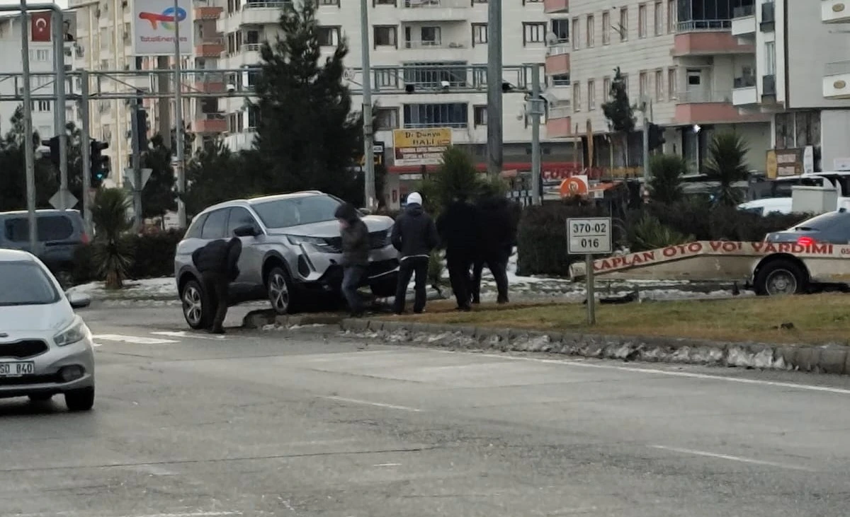 K&Ouml;R&Uuml;K KAVŞAĞI'NDA KONTROLDEN &Ccedil;IKAN ARA&Ccedil; REF&Uuml;JE &Ccedil;ARPTI