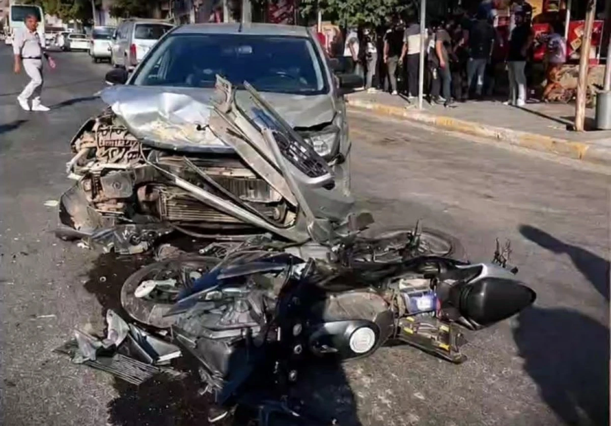 K&Ouml;R&Uuml;K MAHALLESİ'NDE OTOMOBİL İLE MOTOSİKLET &Ccedil;ARPIŞTI: 1 YARALI