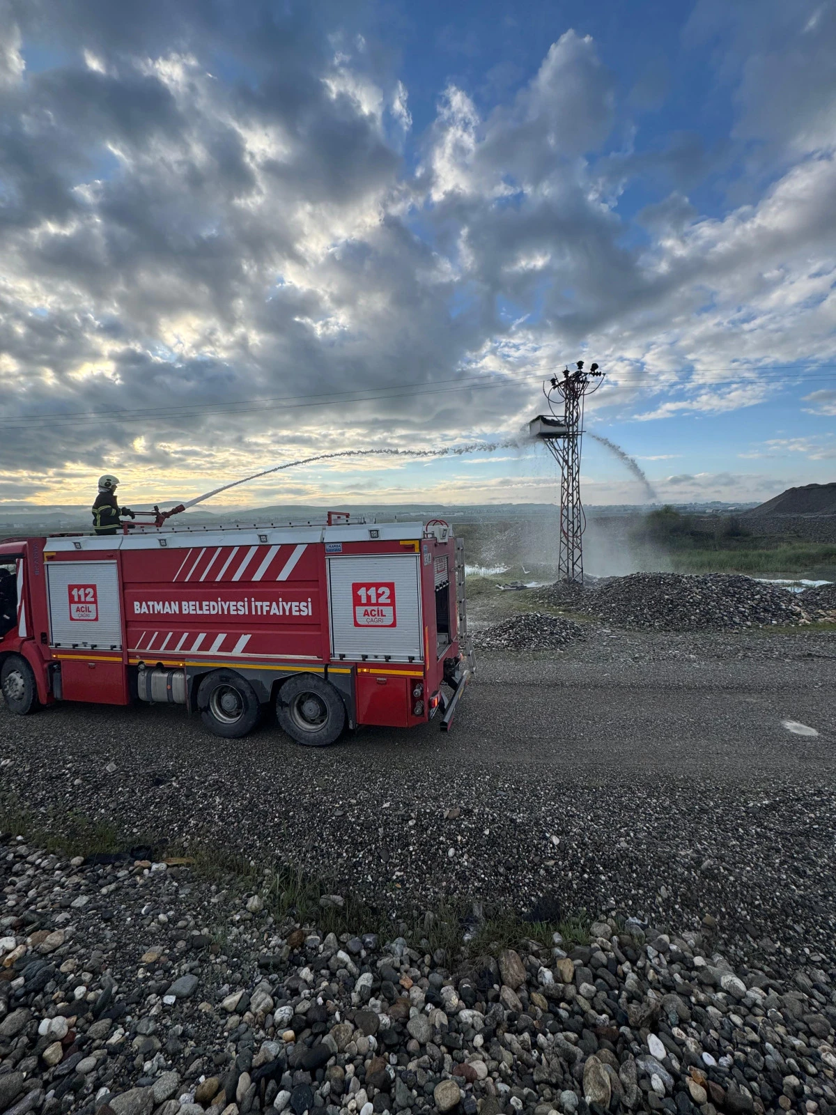 K&Ouml;Y GİRİŞİNDE TRAFO DİREĞİNDE YANGIN 