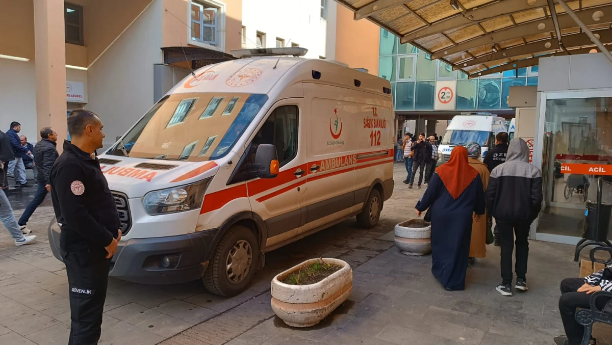  K&Ouml;Y YOLUNDA İKİ ARA&Ccedil; &Ccedil;ARPIŞTI: 8 YARALI