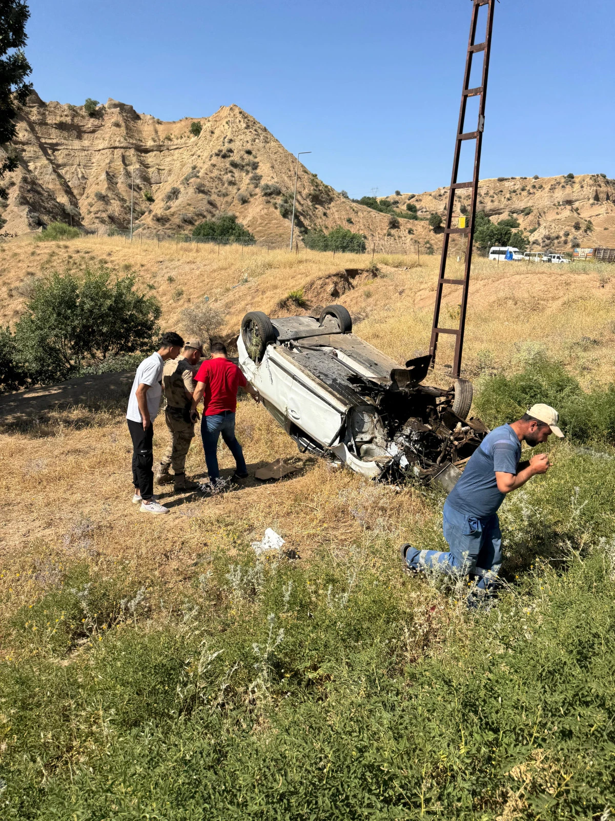 KOZLUK İLÇE GİRİŞİNDE KAZA: 2 YARALI