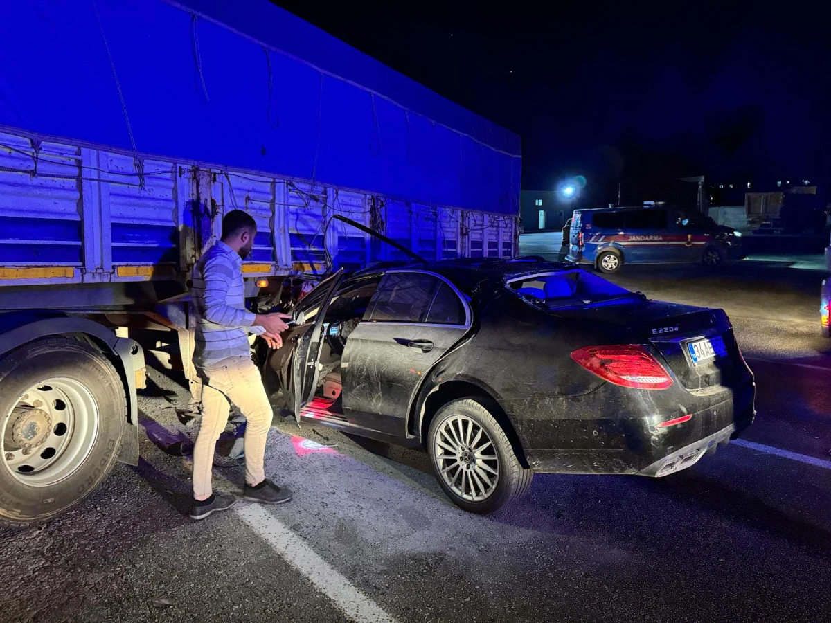 KOZLUK YOLUNDA OTOMOBİL TIR'IN ALTINA GİRDİ: 1'İ AĞIR, 2 YARALI