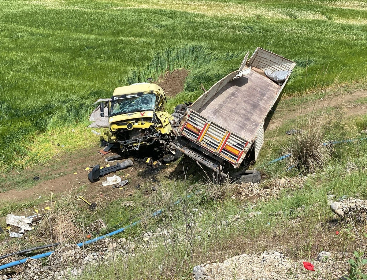 KOZLUK’TA TIR ŞARAMPOLE YUVARLANDI: 2 YARALI
