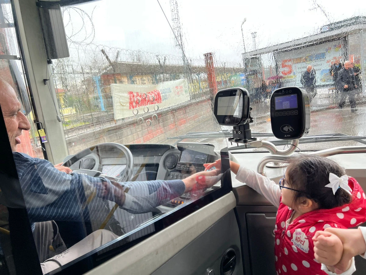 K&Uuml;&Ccedil;&Uuml;L KIZ ŞOF&Ouml;R AMCASINA ŞEKER İKRAM ETTİ