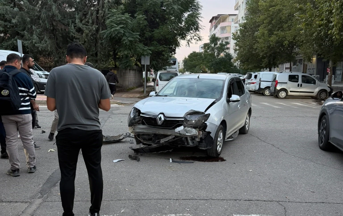 K&Uuml;LT&Uuml;R MAHALLESİNDE MADDİ HASARLI KAZA