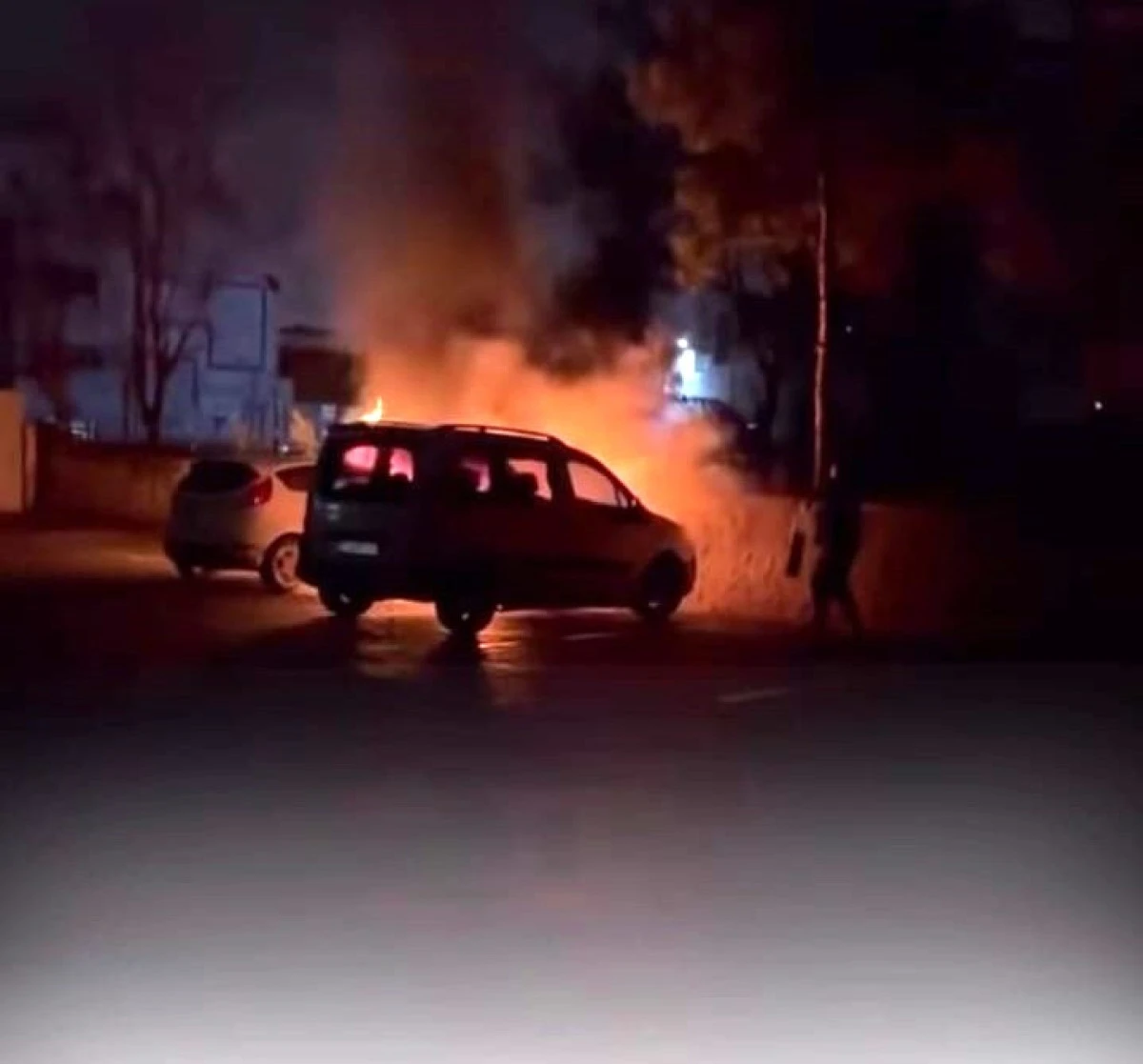 K&Uuml;LT&Uuml;R MAHALLESİ&rsquo;NDE PARK HALİNDEKİ OTOMOBİL YANDI
