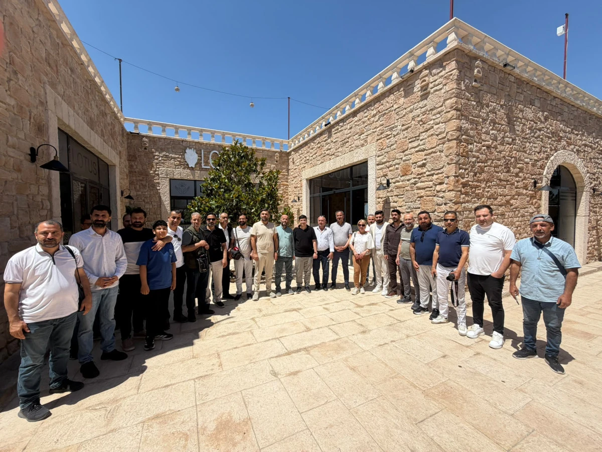 LOTUS CAFE KAPILARINI BATMANLILARA A&Ccedil;TI