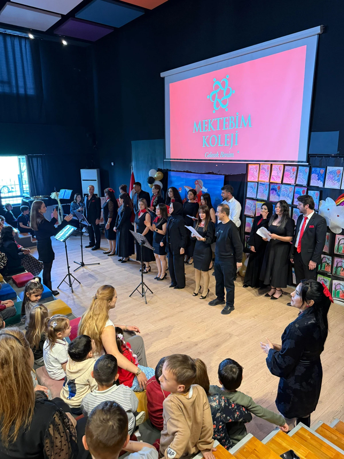 MEKTEBİM KOLEJİ'NDE 23 NİSAN COŞKUSU: SAHNE BU KEZ VELİLERİN!