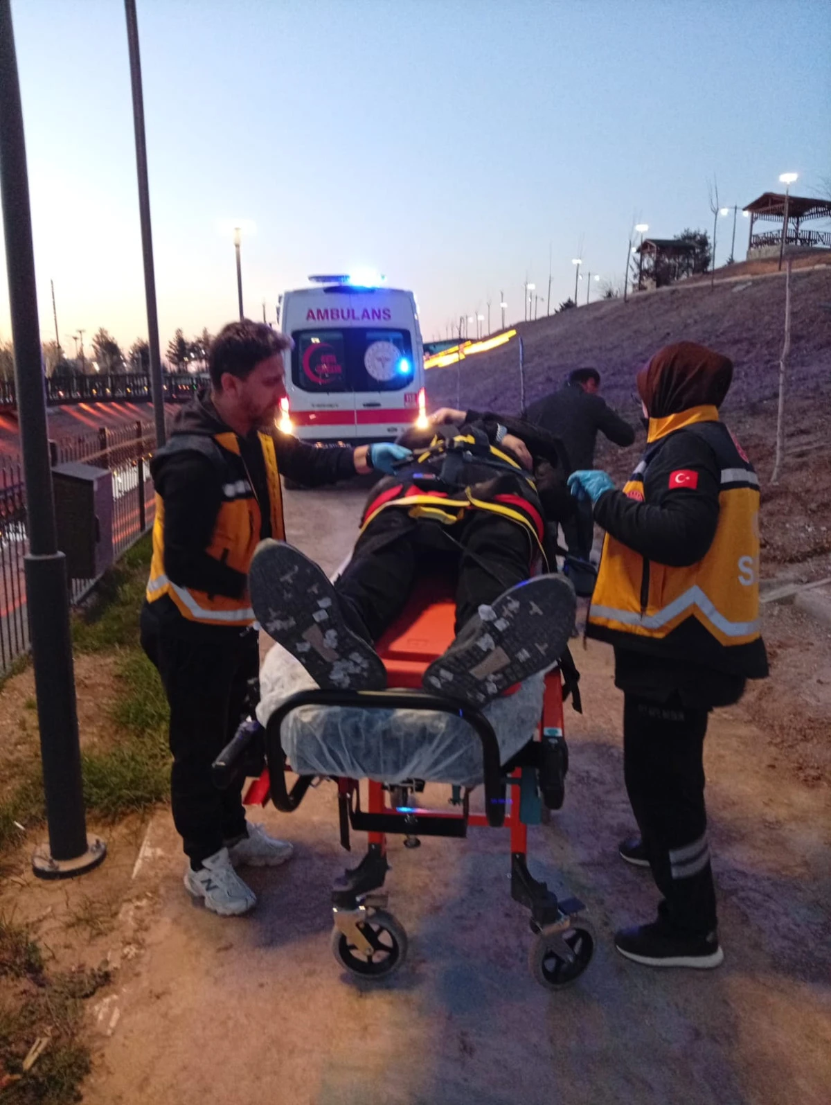 MERDİVENDEN D&Uuml;ŞEN VATANDAŞ HASTANELİK OLDU