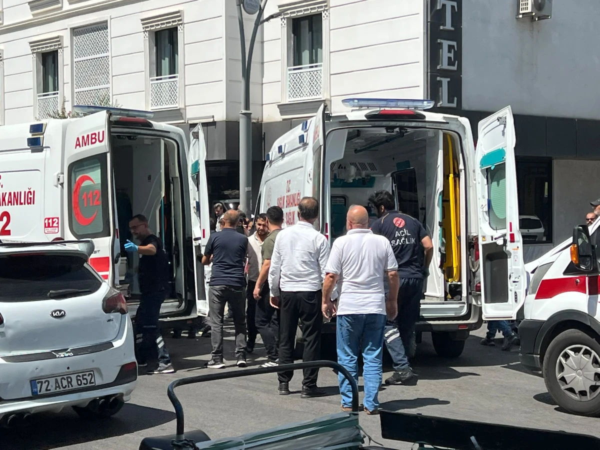 MOTOSİKLET VE İKİ ARA&Ccedil; &Ccedil;ARPIŞTI: 2 YARALI