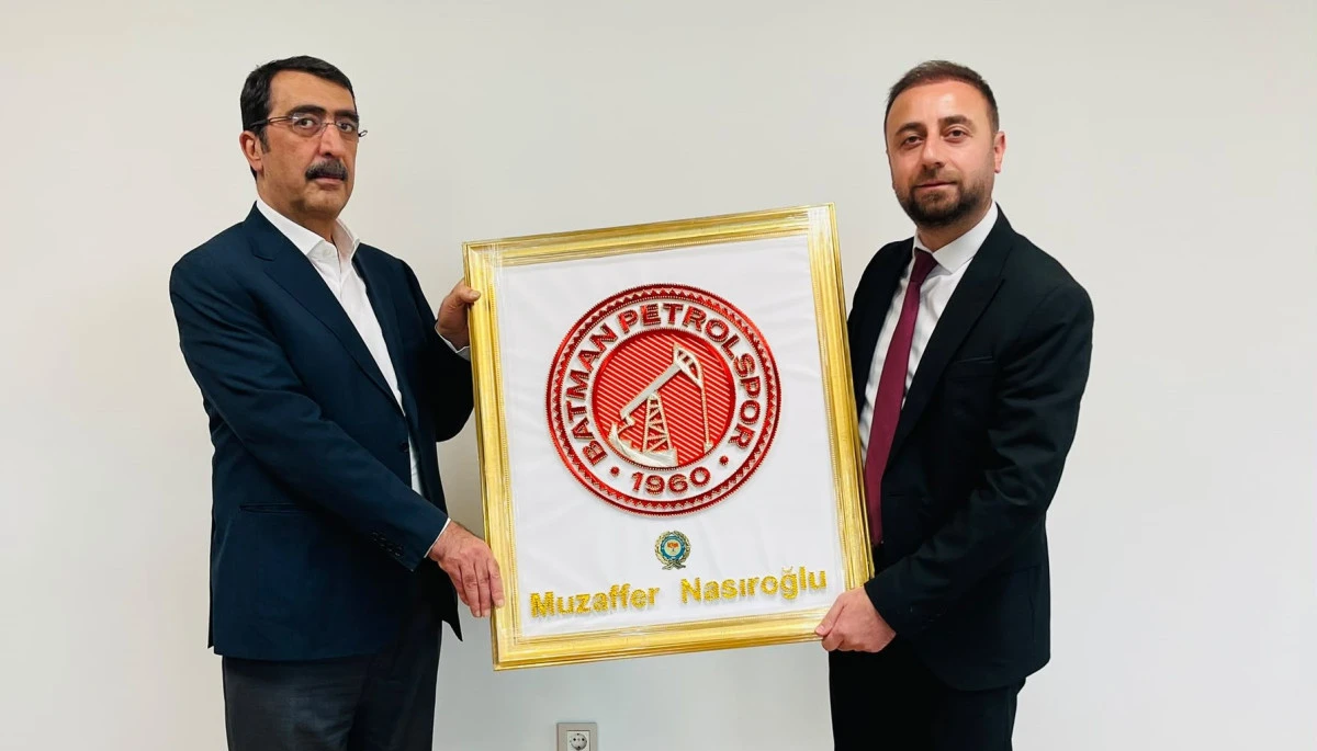 MUZAFFER NASIROĞLU&rsquo;NA T&Uuml;RKİYE GEN&Ccedil;LİK KONSEYİ&rsquo;NDEN ANLAMLI TEŞEKK&Uuml;R