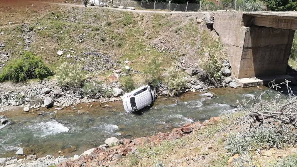 OTOMOBİL DEREYE UÇTU: 1 ÖLÜ