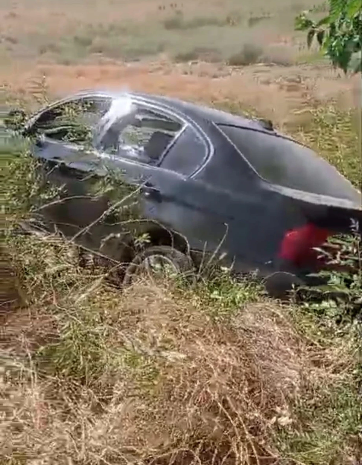 OTOMOBİL KONTROLDEN &Ccedil;IKIP AĞACA &Ccedil;ARPTI, FACİADAN D&Ouml;N&Uuml;LD&Uuml;