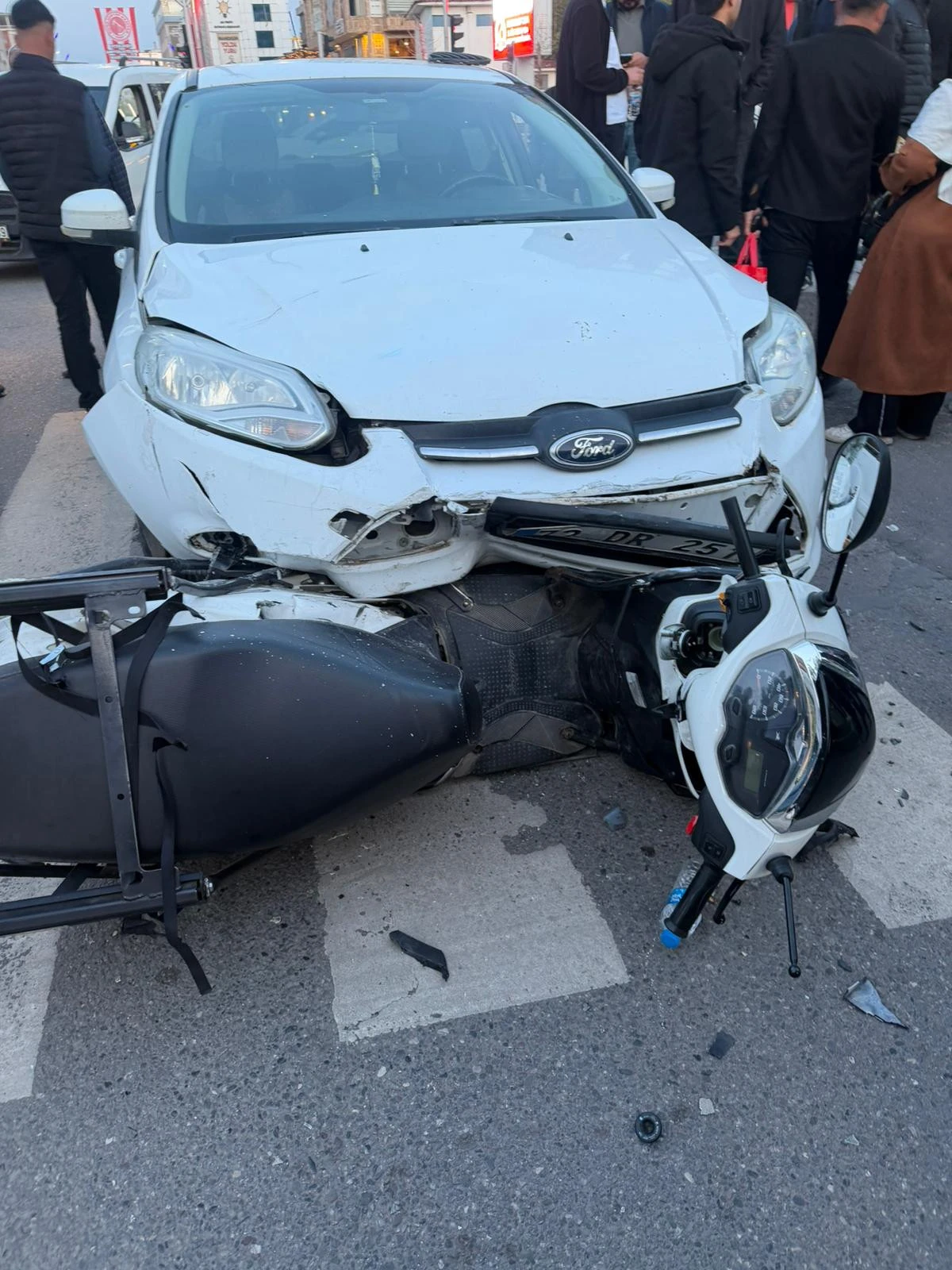 OTOMOBİL MOTOSİKLETLE &Ccedil;ARPTI BİR YARALI 