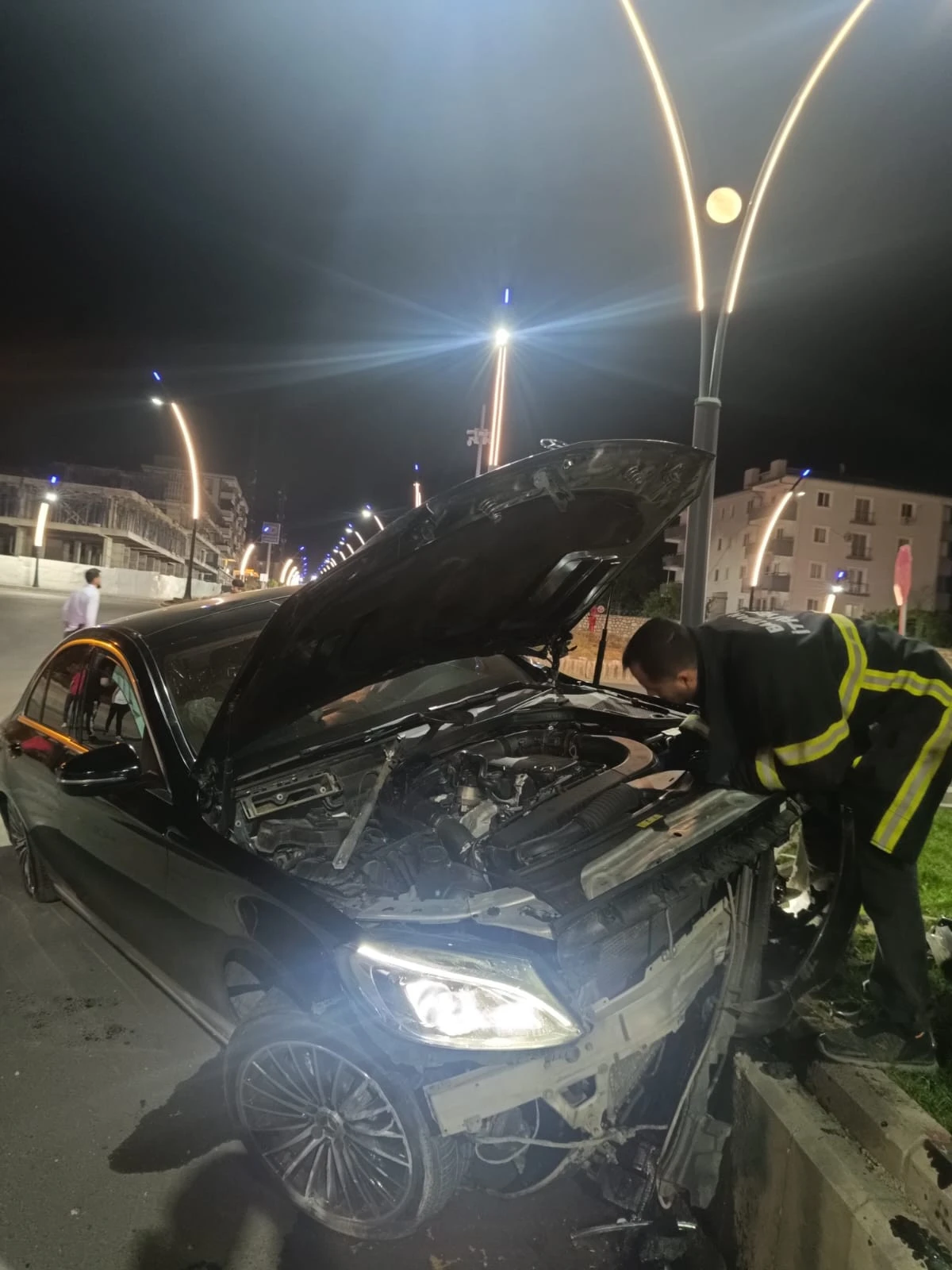 OTOMOBİL ORTA REFÜJE ÇARPTI: MADDİ HASAR MEYDANA GELDİ