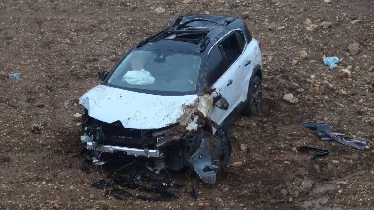 OTOMOBİL ŞARAMPOLE YUVARLANDI, AYNI AİLEDEN 5 KİŞİ YARALANDI