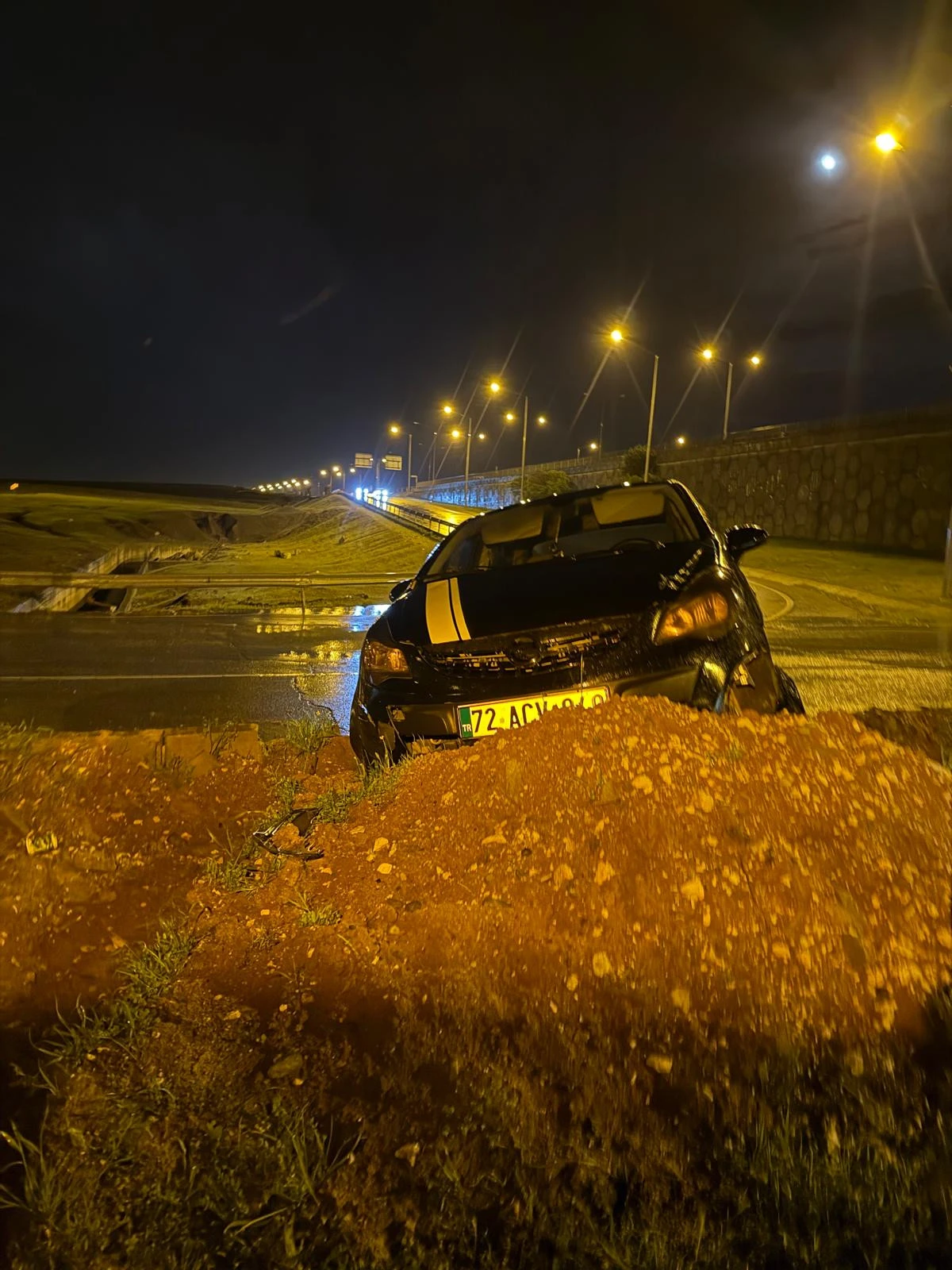 OTOMOBİL TOPRAĞA SAPLANDI 