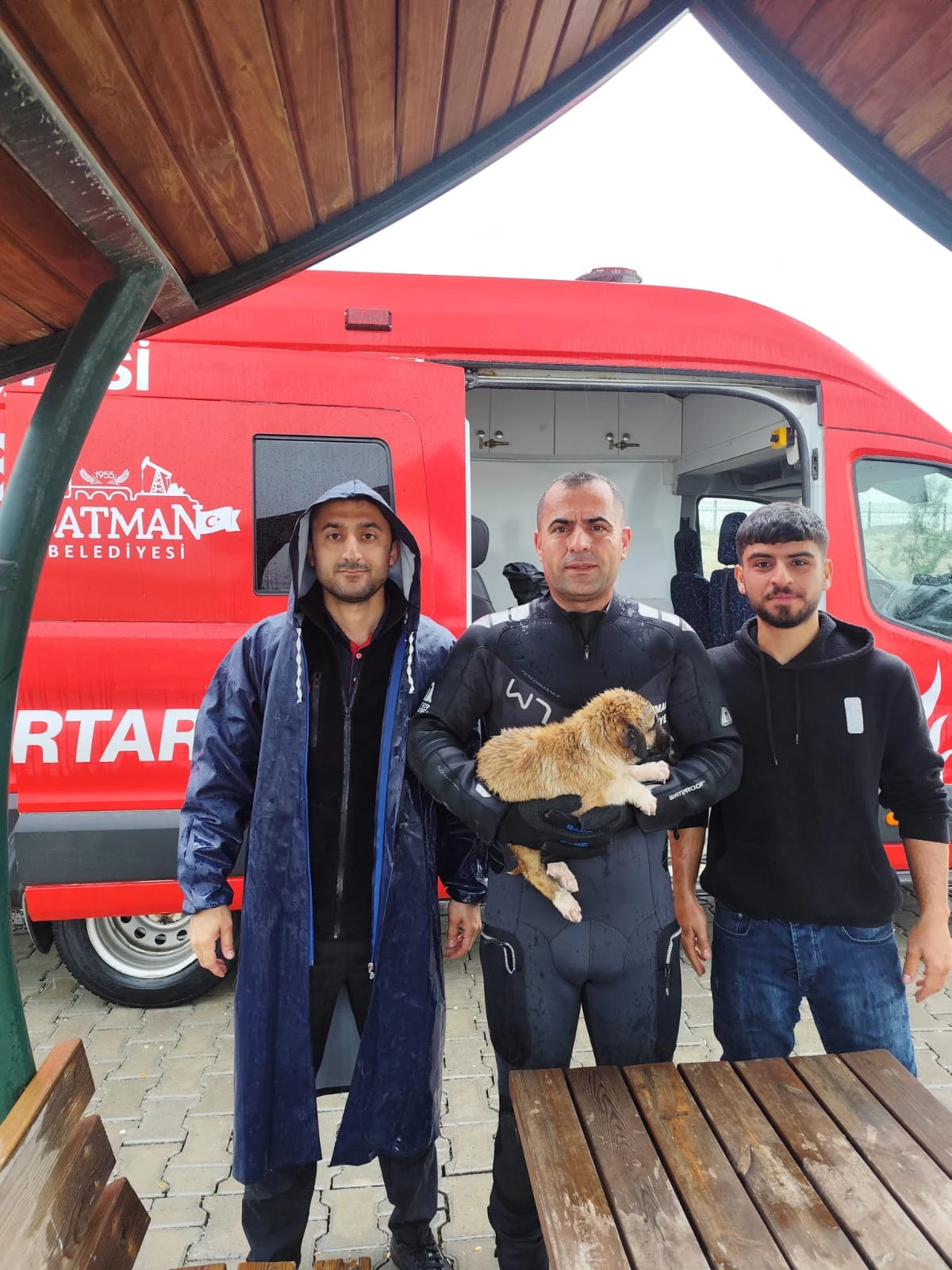 OTOMOBİL TOPRAĞA SAPLANDI 