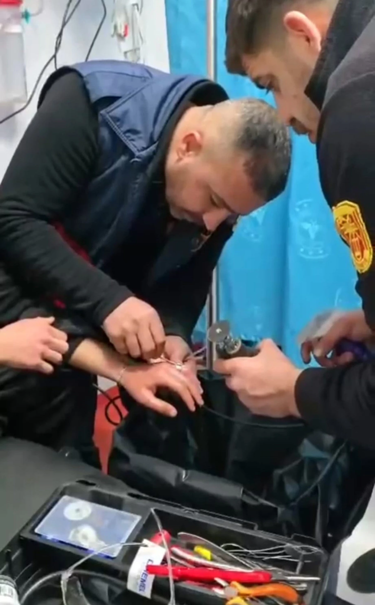 PARMAĞINA Y&Uuml;Z&Uuml;K SIKIŞAN GENCİN İMDADINA İTFAİYE YETİŞTİ