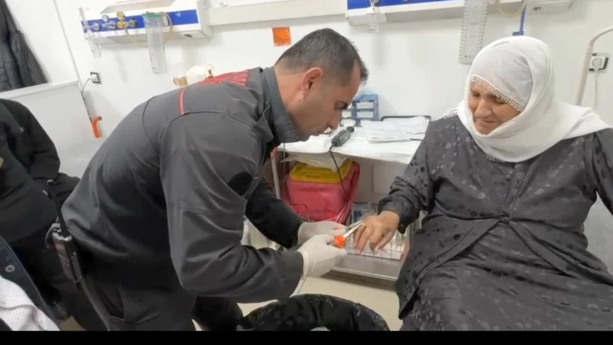 PARMAĞINA Y&Uuml;Z&Uuml;K SIKIŞTI 