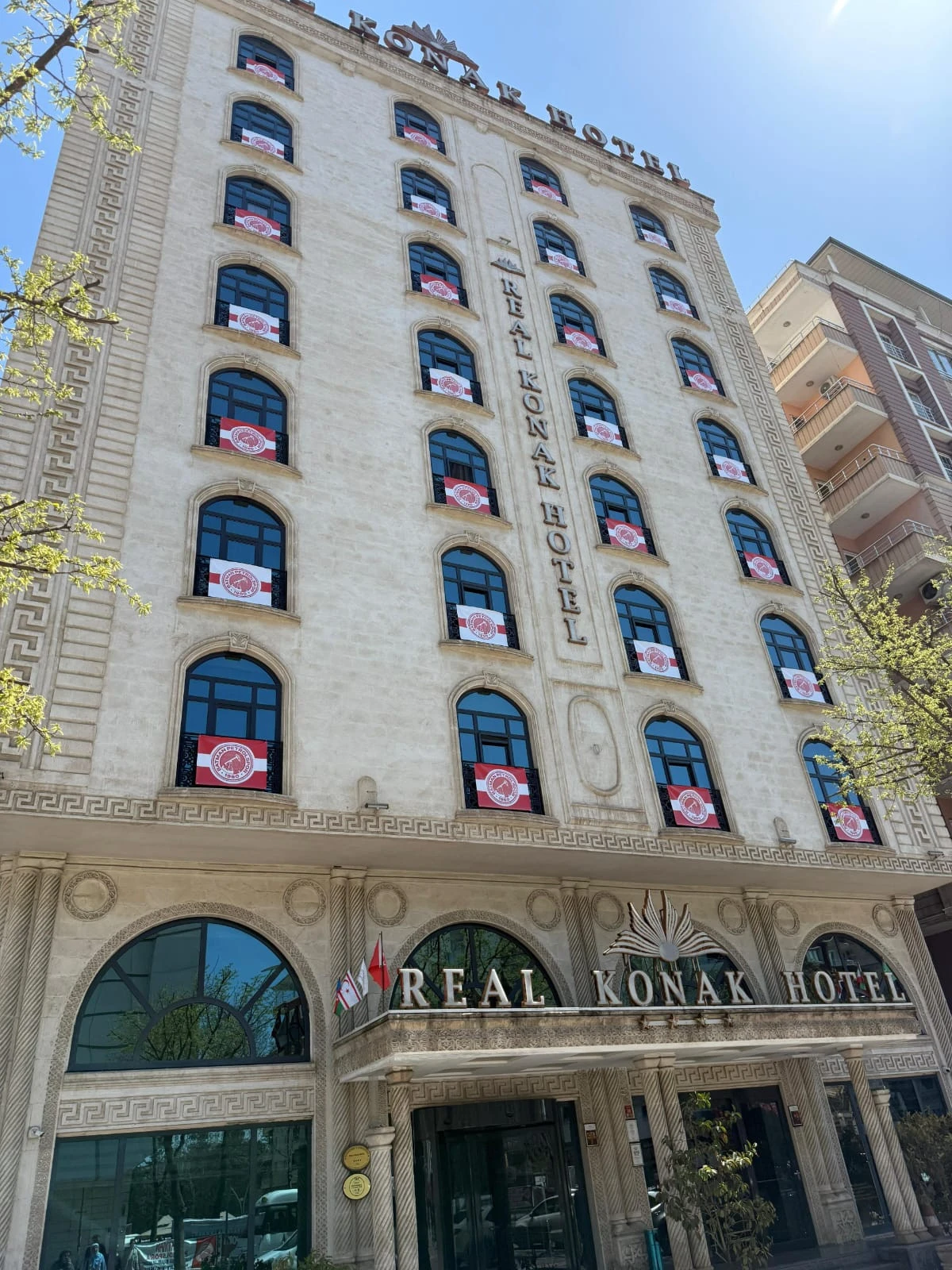 REAL KONAK HOTEL&rsquo;DEN ŞAMPİYONA ANLAMLI DESTEK