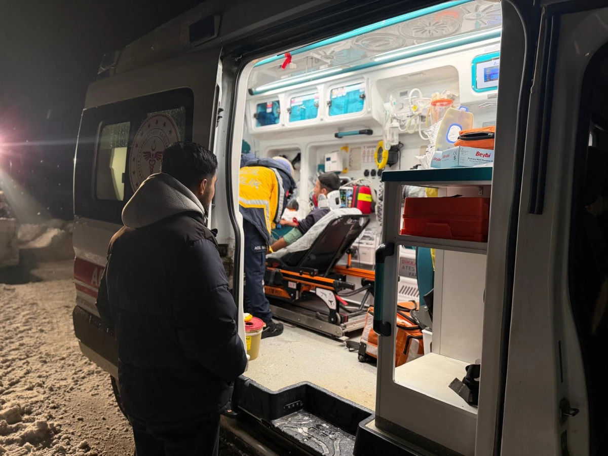 SASON İL&Ccedil;ESİNDE MAHSUR KALAN HASTA İ&Ccedil;İN EKİPLER YOLU A&Ccedil;TI