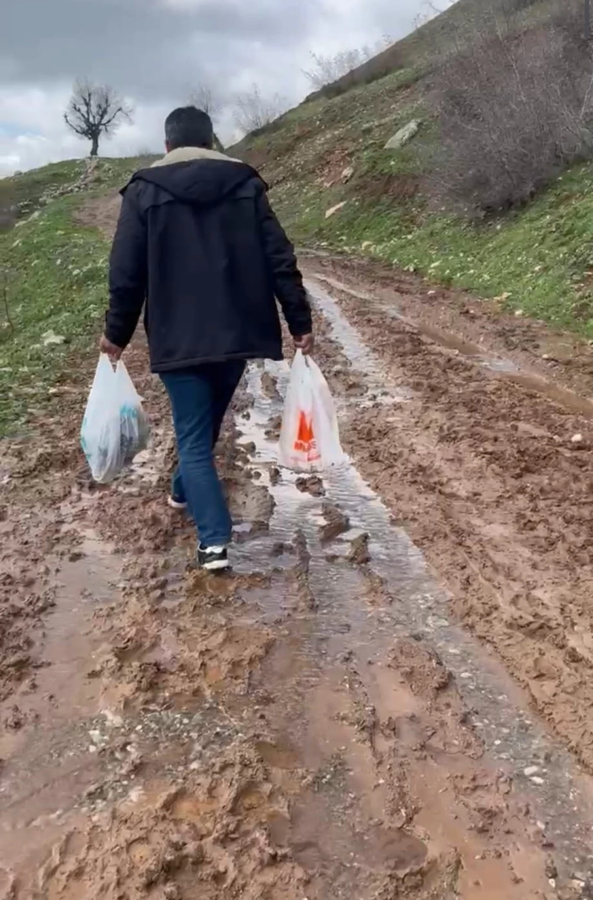 SASON&rsquo;A BAĞLI G&Uuml;NEŞLİ MEZRASI SAKİNLERİNDEN ASFALT &Ccedil;AĞRISI