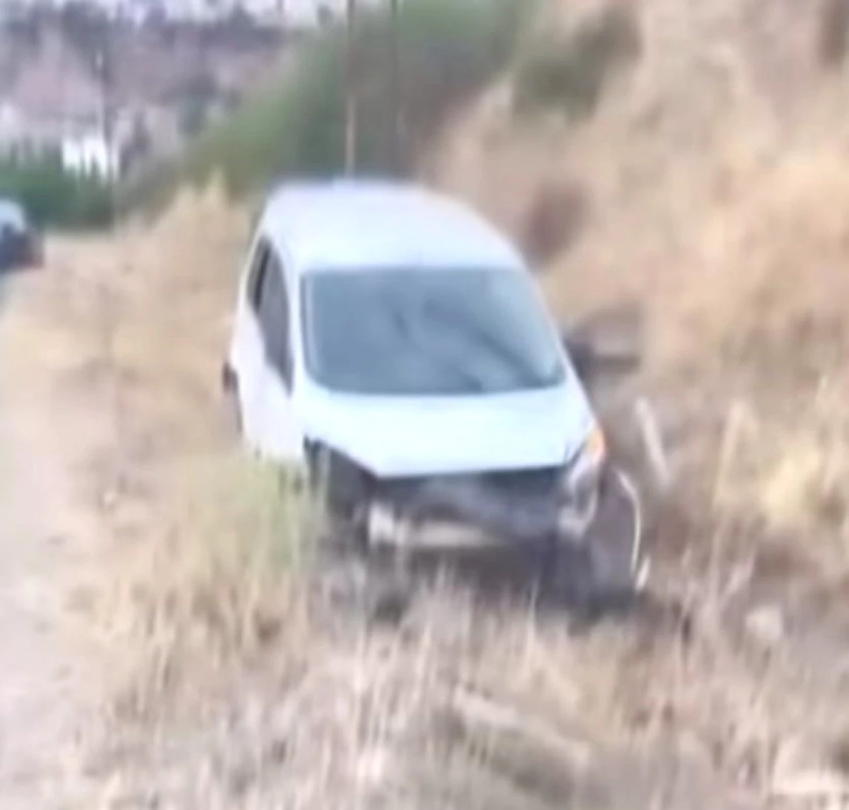 SASON&rsquo;DA HAFİF TİCARİ ARA&Ccedil; TAKLA ATTI: 1 YARALI