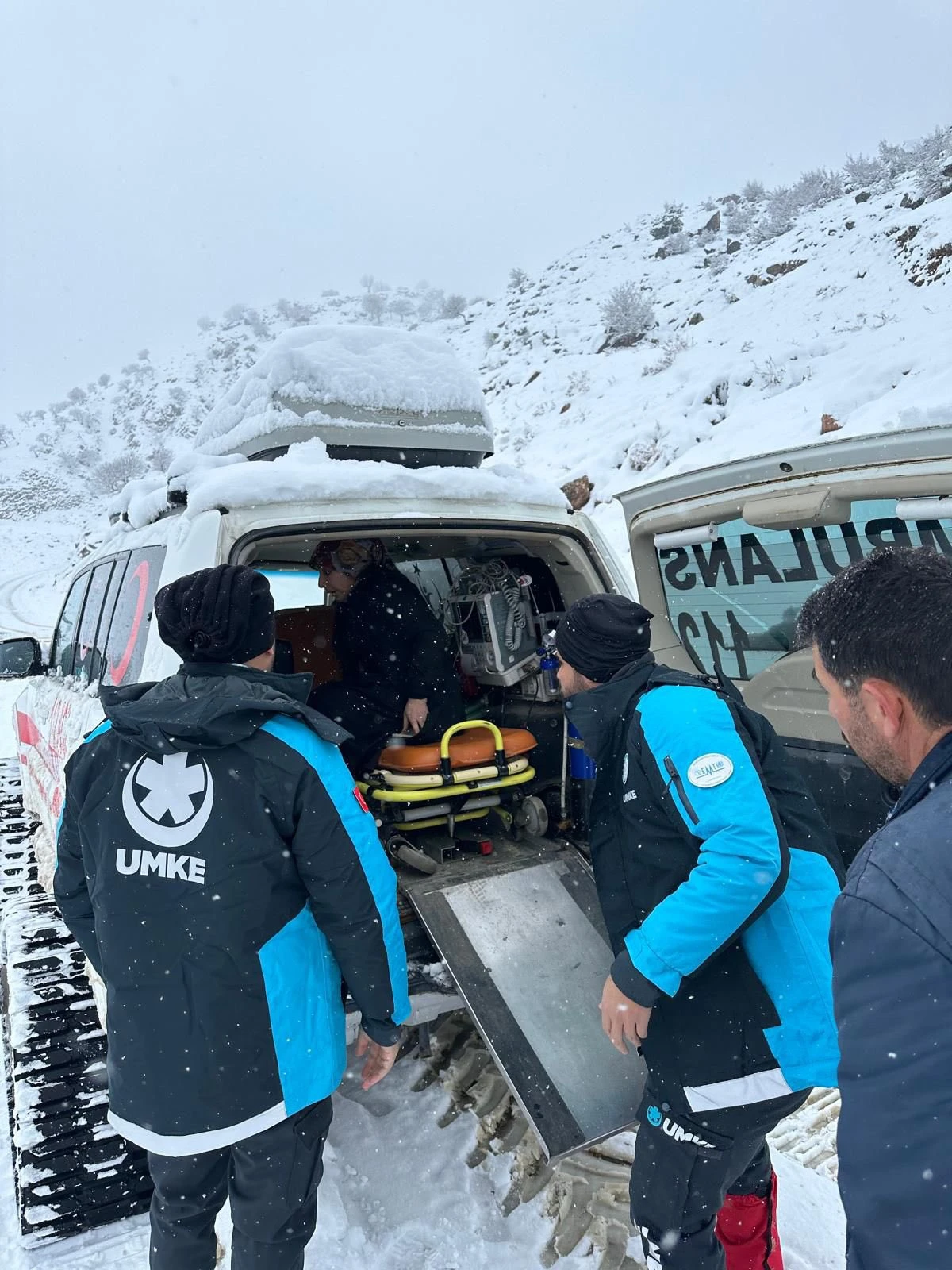 SASON&rsquo;DA HASTA KADIN PALETLİ AMBULANSLA KURTARILDI