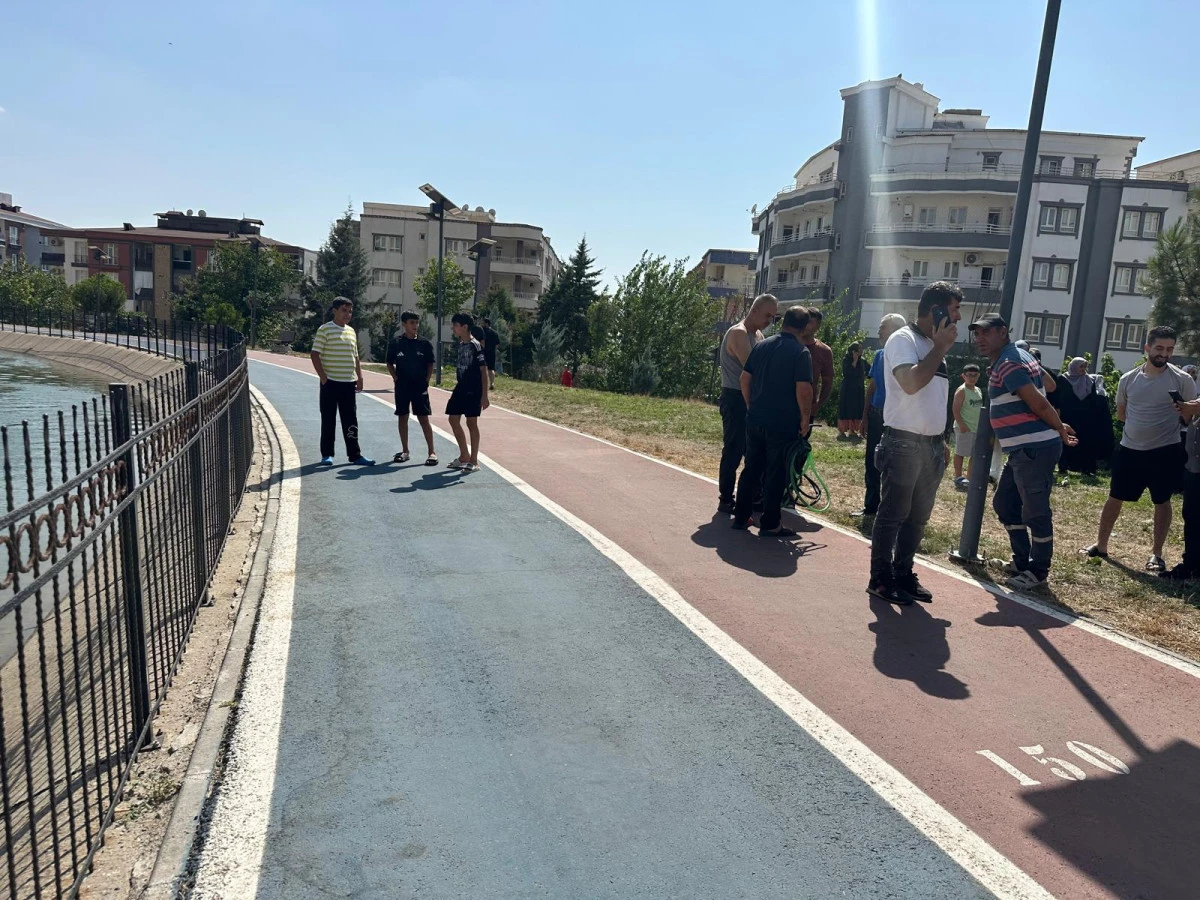 SELFİE &Ccedil;EKERKEN SULAMA KANALINA D&Uuml;ŞT&Uuml;, VATANDAŞLAR KURTARDI