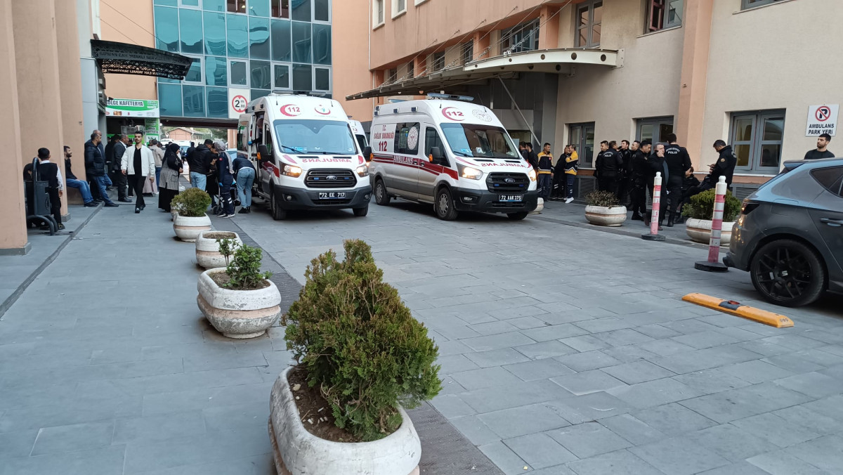 Silahı kurcalarken, kendini yaraladı