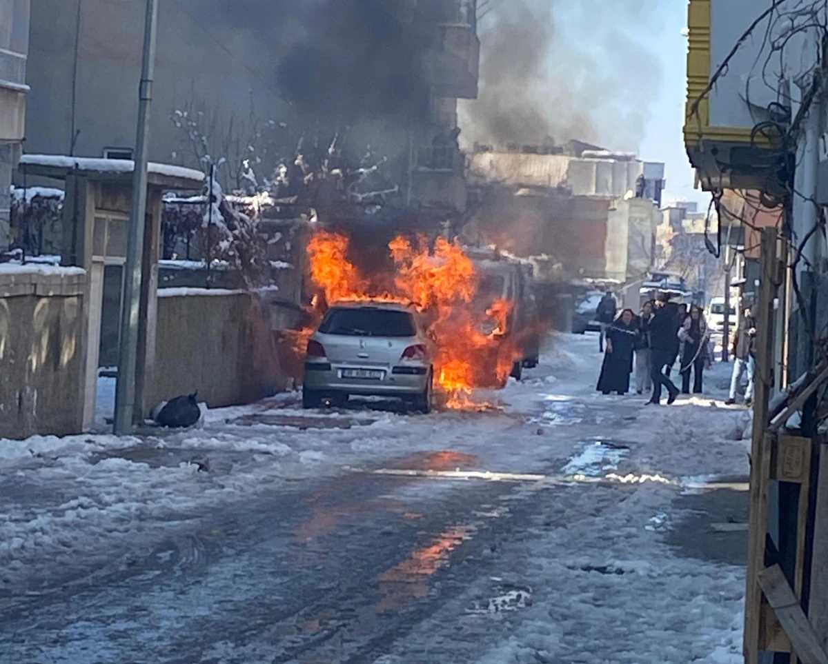 Soğuk Havada &Ccedil;alışmayan Otomobil Alev Aldı