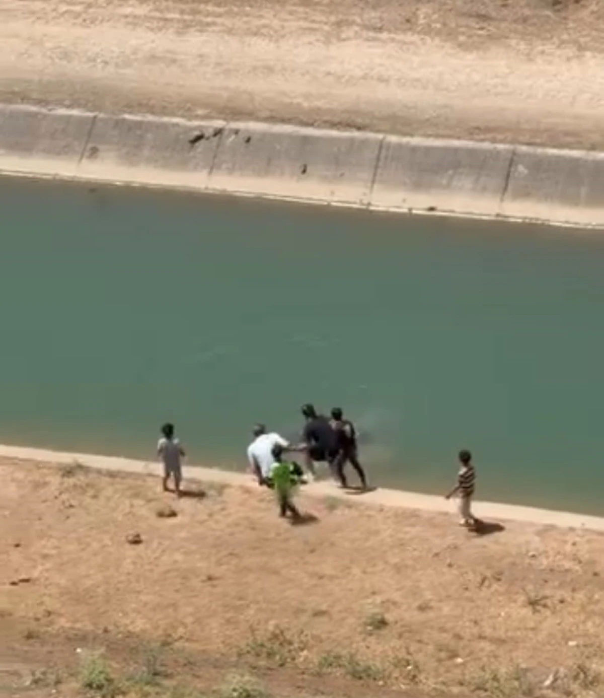 SULAMA KANALINDA DEHŞET ANLARI, BOĞULMAKTAN SON ANDA KURTARILDILAR
