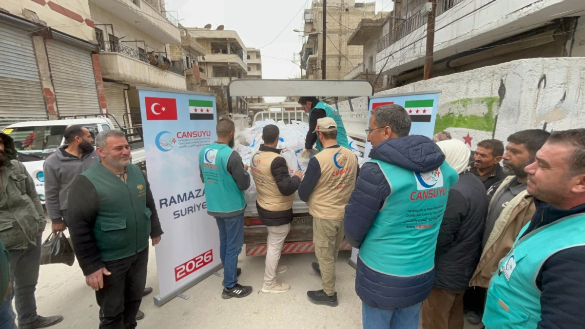 SURİYE&rsquo;NİN HALEP KENTİNDE 300 BİN AİLEYE SICAK EKMEK VE 2 TIR GİYSİ DAĞITILDI