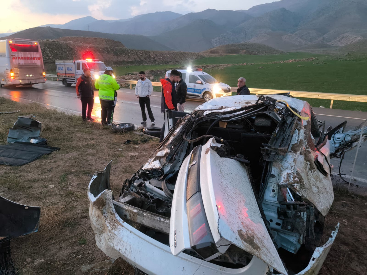 TAKLA ATAN OTOMOBİL HURDAYA DÖNDÜ: 3 YARALI