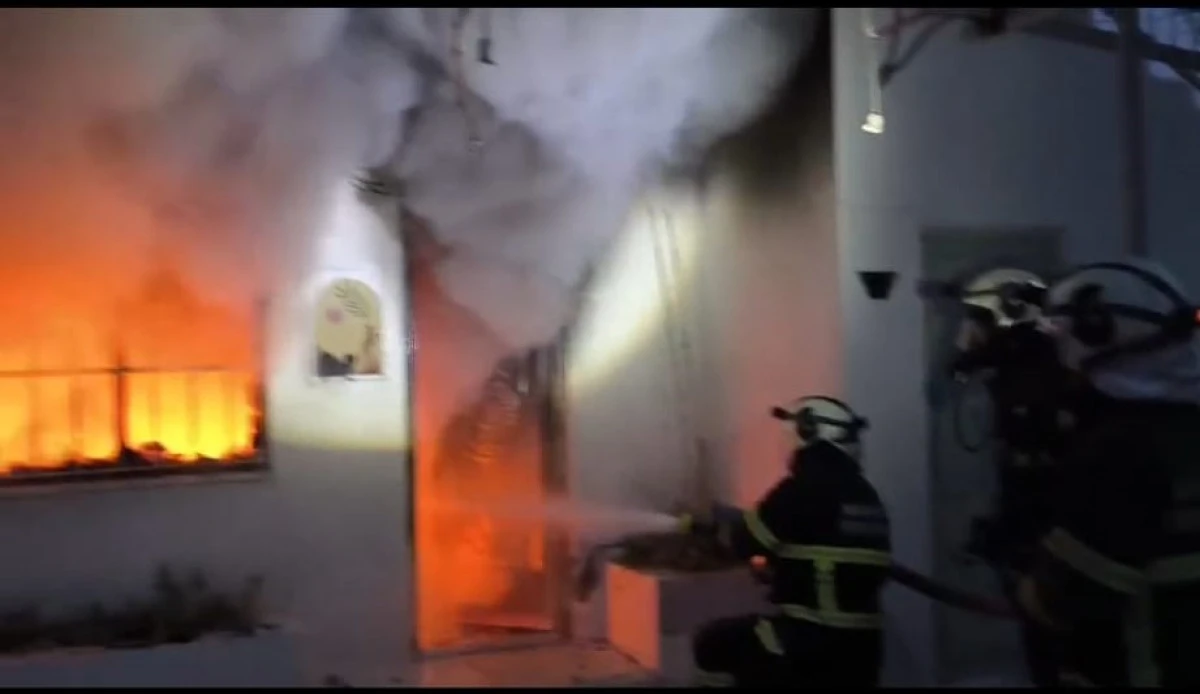 TEK KATLI EV ALEVLERE TESLİM OLDU