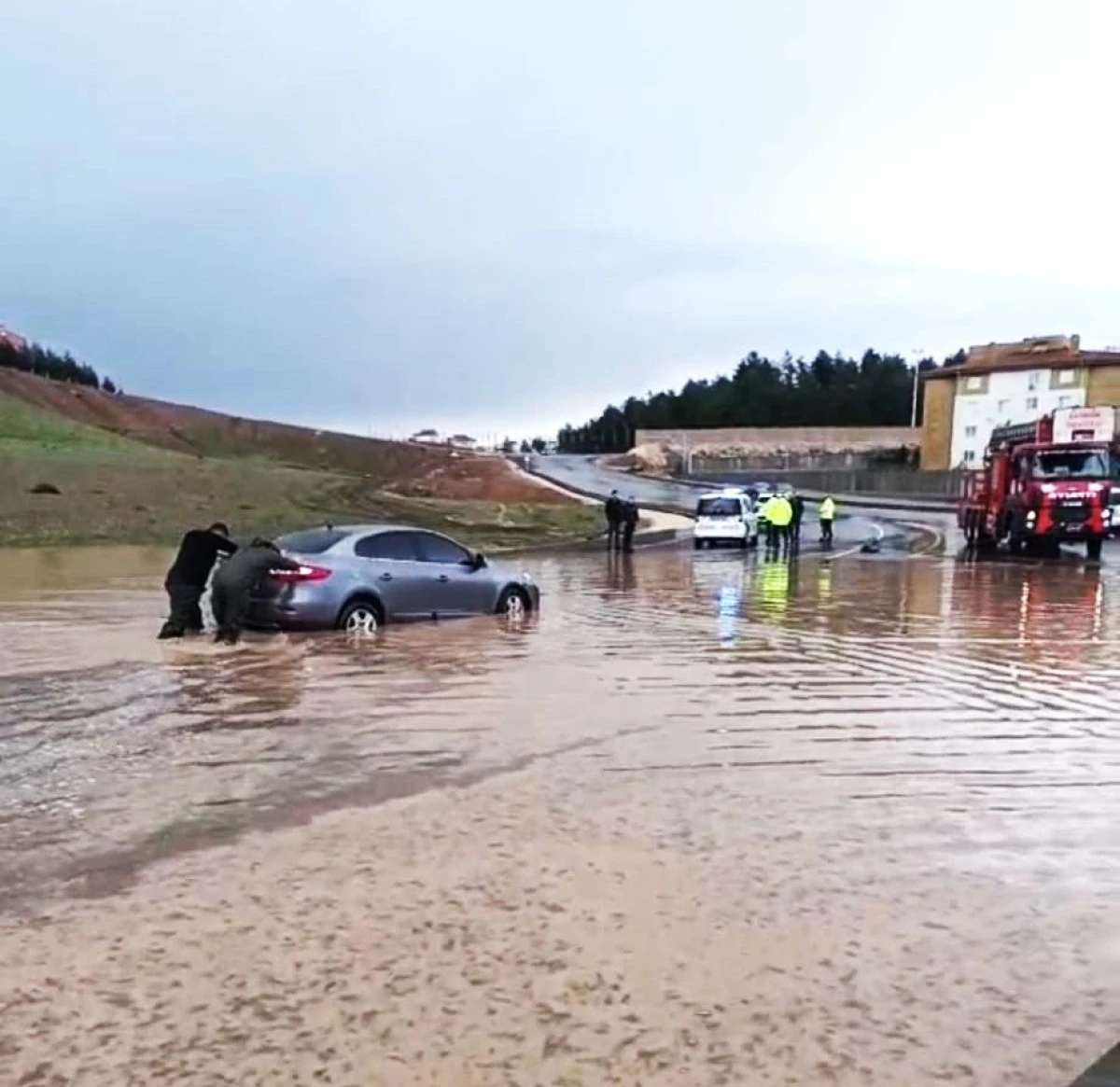  TIKANAN MAZGALLAR ARA&Ccedil;LARI SU ALTINDA BIRAKTI