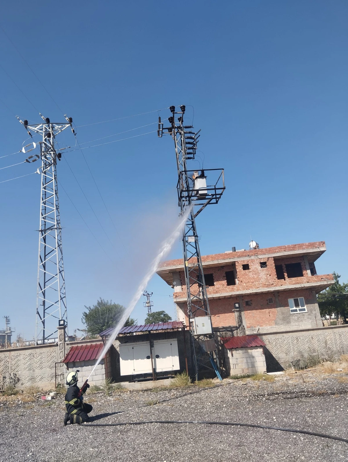 TRAFO DİREĞİNE &Ccedil;IKAN YANGIN İTFAİYE EKİPLERİNCE S&Ouml;ND&Uuml;R&Uuml;LD&Uuml;