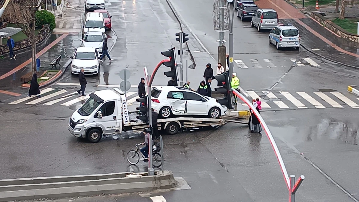 TURGUT &Ouml;ZAL CADDESİNDE G&Ouml;R&Uuml;NMEZ KAZA