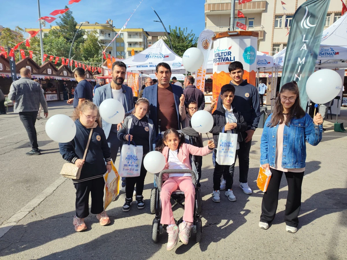 T&Uuml;Z&Uuml;N KİTAP FUARI'NDA &Ouml;ZEL GEREKSİNİMLİ &Ccedil;OCUKLARIN Y&Uuml;Z&Uuml;N&Uuml; G&Uuml;LD&Uuml;RD&Uuml;