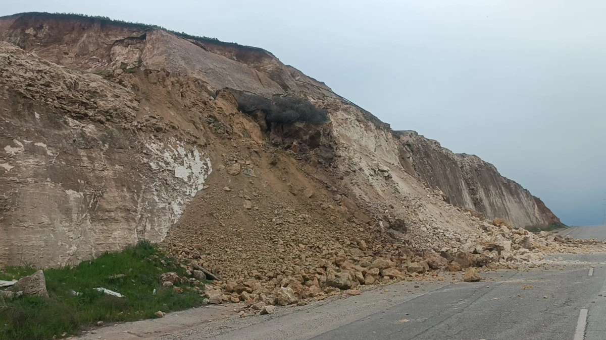 &Uuml;NİVERSİTE YOLU ULAŞIMA KAPANDI