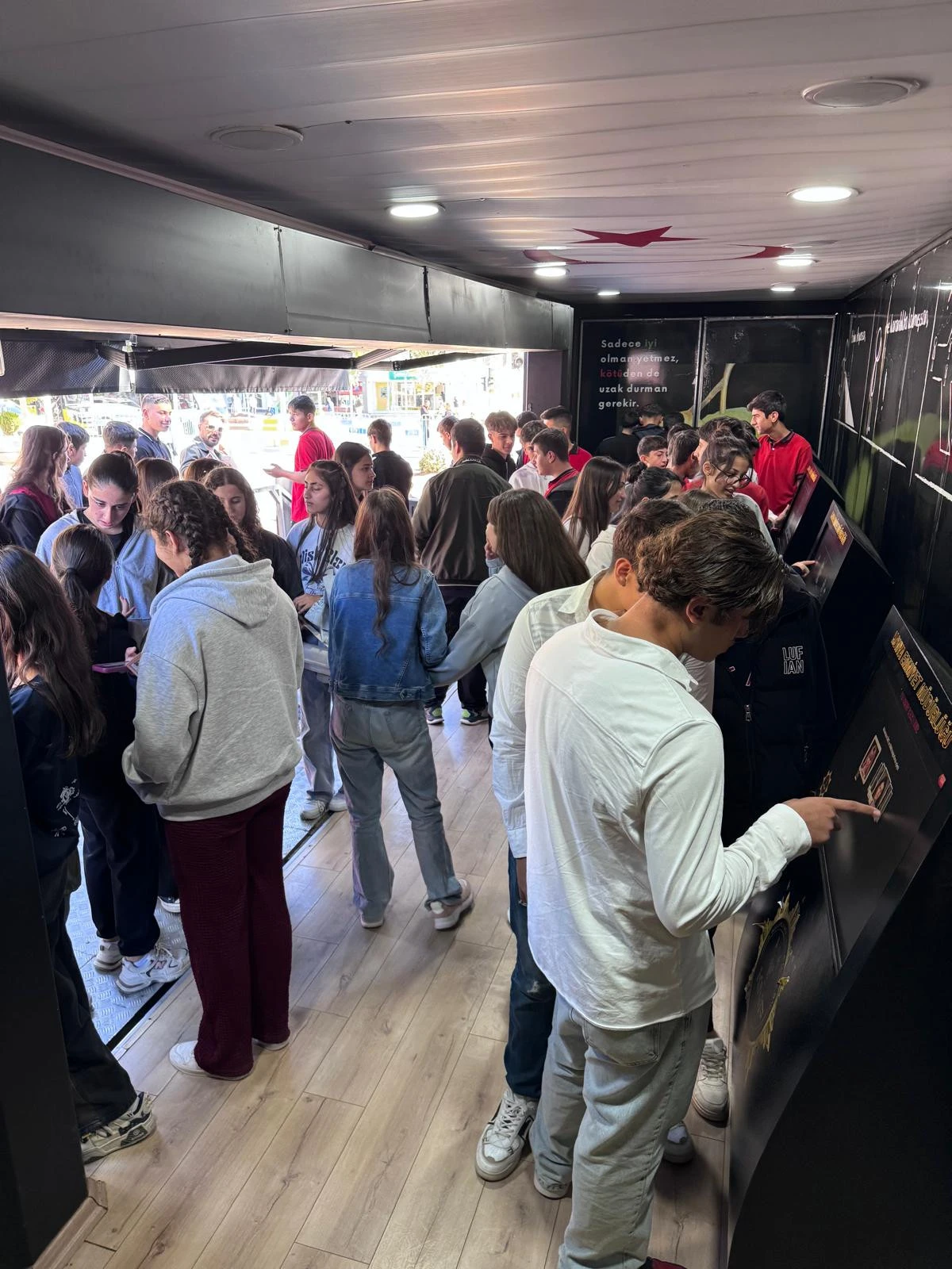 UYUŞTURUCUYLA MÜCADELEDE “NARKO TIR” BATMAN’DA VATANDAŞLARI BİLİNÇLENDİRDİ