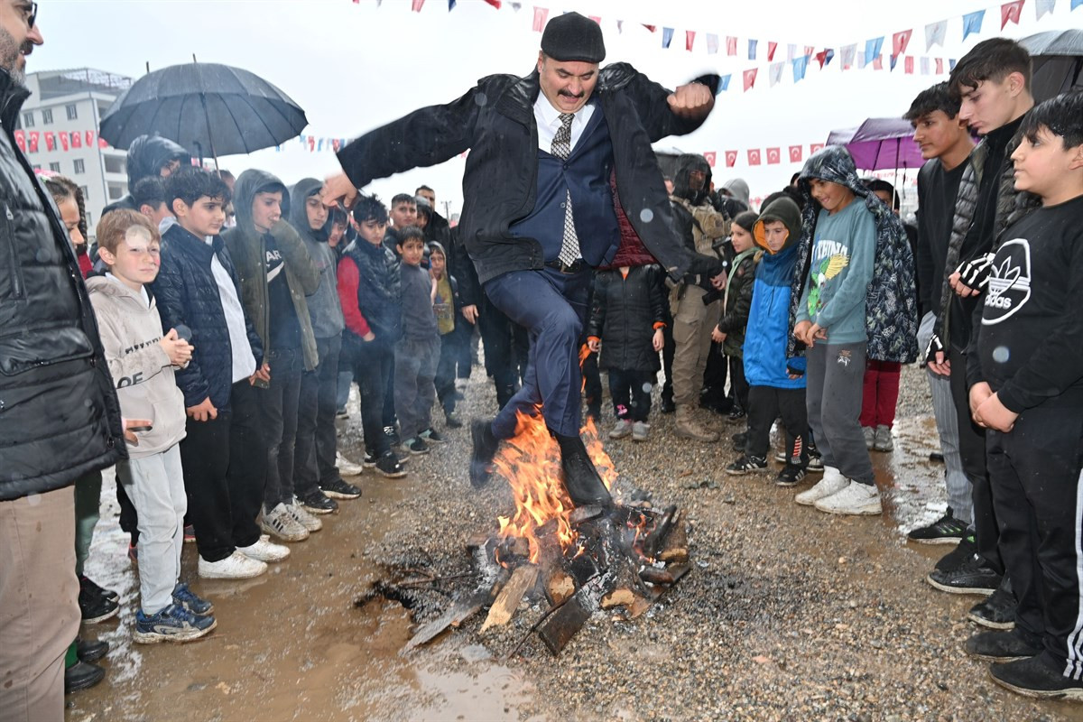 Vali Canalp, Kozluk’ta Nevruz ateşini yaktı