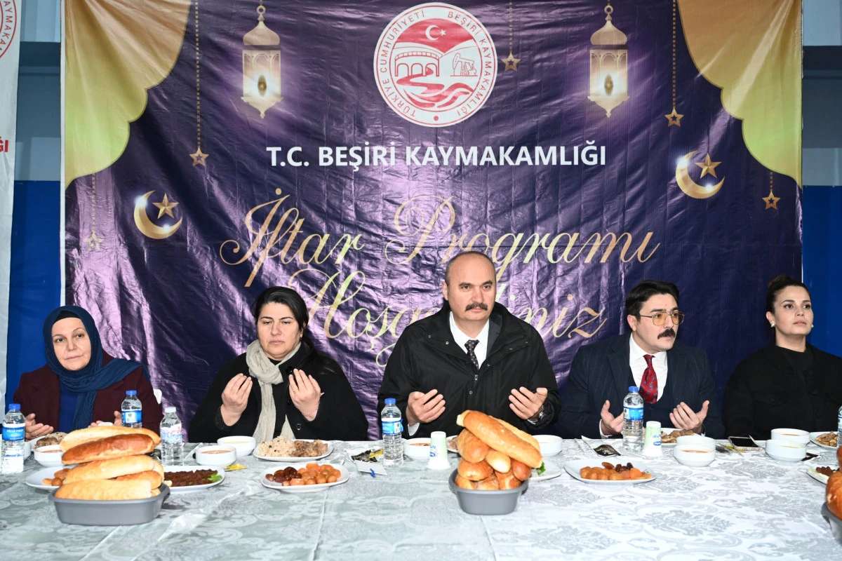 VALİ EKREM CANALP, BEŞİRİ&rsquo;DE VATANDAŞLARLA İFTAR SOFRASINDA BİR ARAYA GELDİ