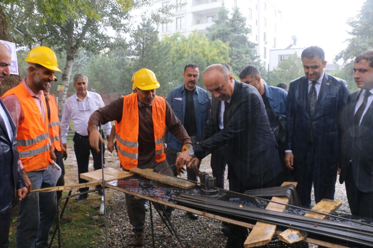 Vali Ekrem Canalp’ten Emeklilere Müjde, Kine Em Parkı’nda Emekliler Lokali’nin Temeli Atıldı